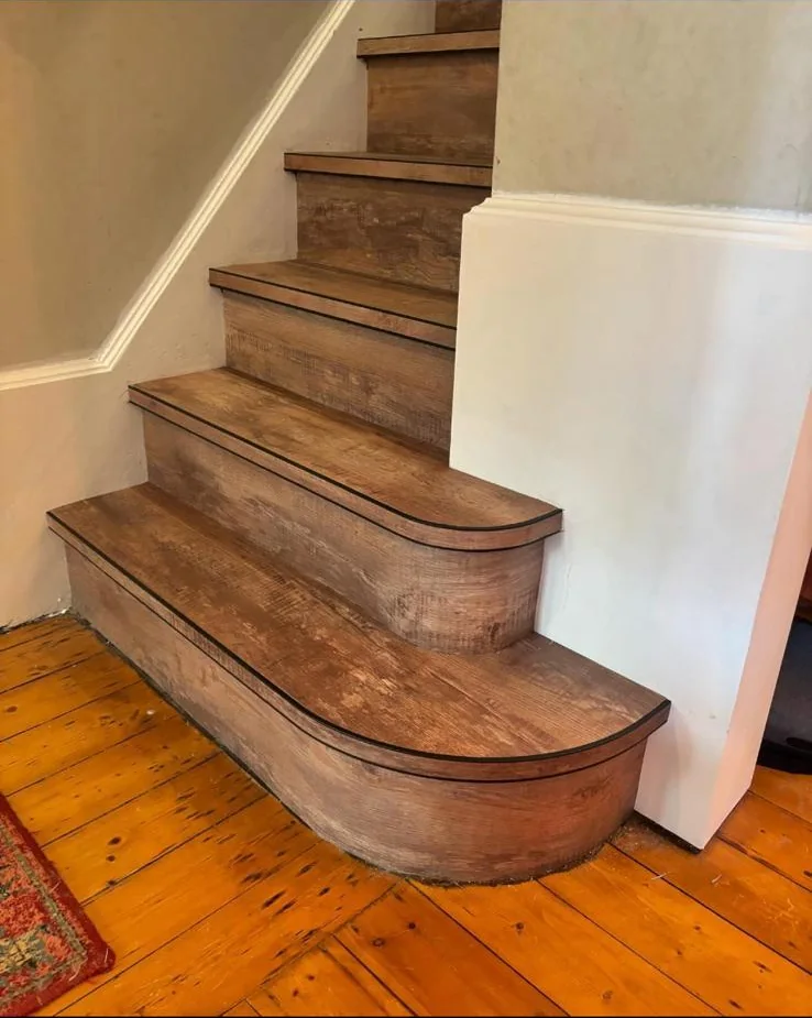 Wood-effect finish on curved stairs
